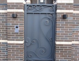 Калитка из металла с элементами ковки под ключ