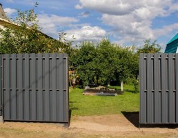 Распашные ворота из металлоштакетника под ключ